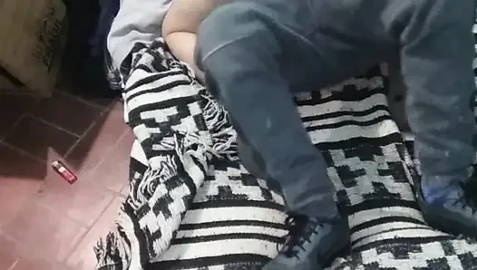 Mädchen mit Montano Kleid mit der Matratze auf dem Boden