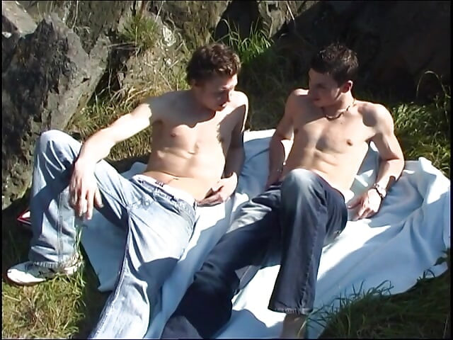 Atlética pareja homosexual follando al aire libre