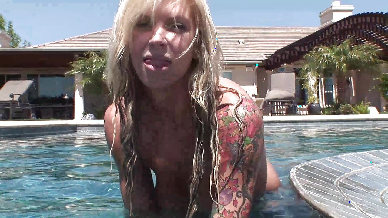 Tattooed hot milf likes it hardcore