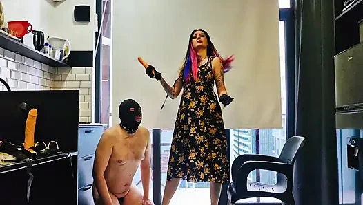 Mutfakta anal oyun. Dominatrix Nika kölenin götünü havuçla sikiyor ve ona besliyor.