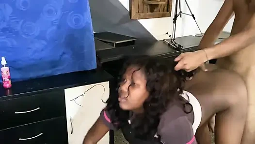 Я трахаю свою падчерицу, так как она одна в своей комнате