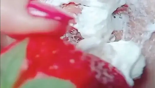 Sabrinahole, çilek, muz, ekşi krema ve sulu şeftalinin içinde yeni dev bir oyuncak