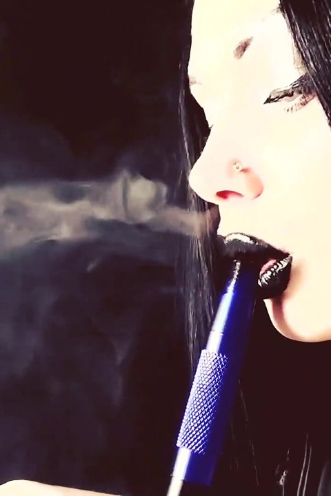 哥特黑边吸烟 Joi 和挑逗