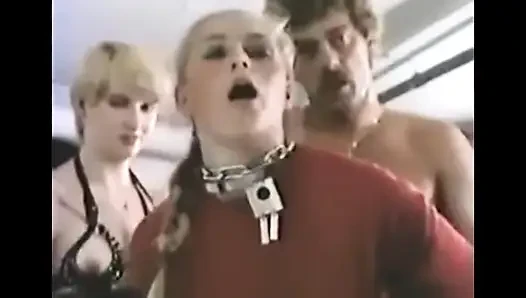 Muhteşem deri dom hizmetçilerine istediğini yapıyor!