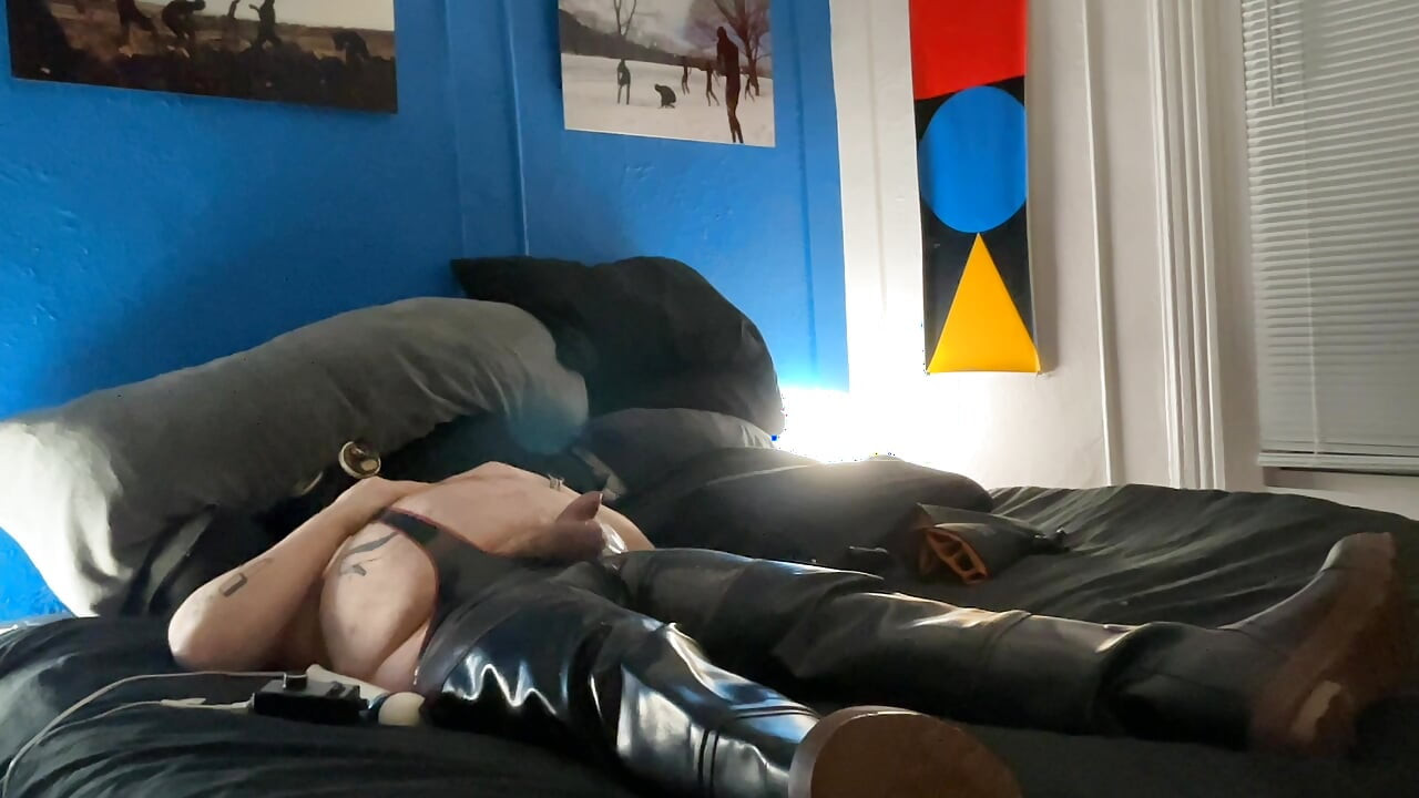 Chubby Latex Bear With Gaz Mask Cums With Magic Wand While Cock Is Trapped In A Large Balloon