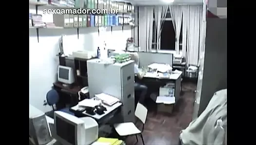 Geile angestellte haben sex im büro nach feierabend