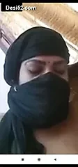 Мила тамільська дівчина показує відеодзвінок кицьці