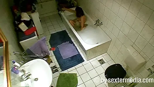MILF melakukan kebersihan diri di kamar mandi