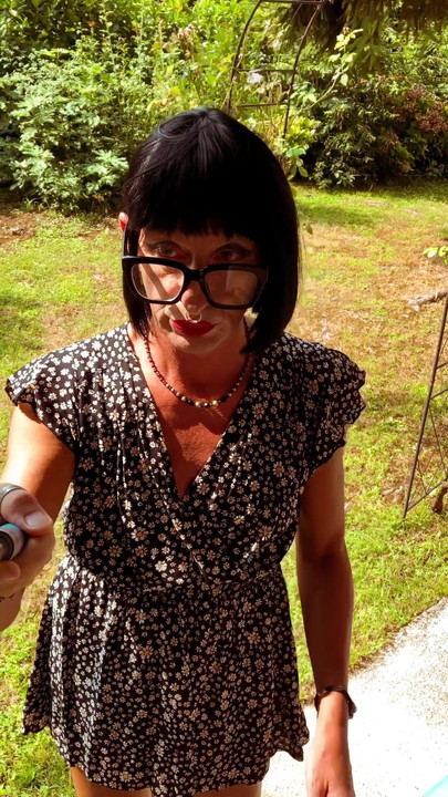 Exhibitionnisme dans le jardin