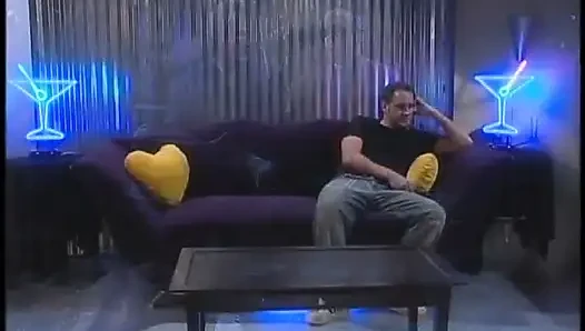 Cewek rambut pirang nyepong kontol cowok kulit putih sebelum dientot di sofa