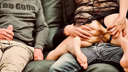 Ich prahle wie eine Hure vor einem Freund meines Mannes und er sieht zu, wie ich gefickt werde. Foto-Diashow für dich