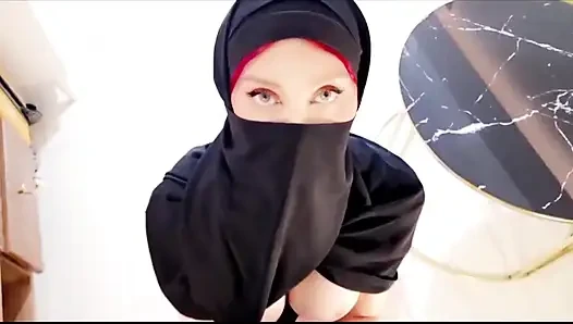 Gadis berhijab lagi asik nyepong kontol sampai dicrot di muka