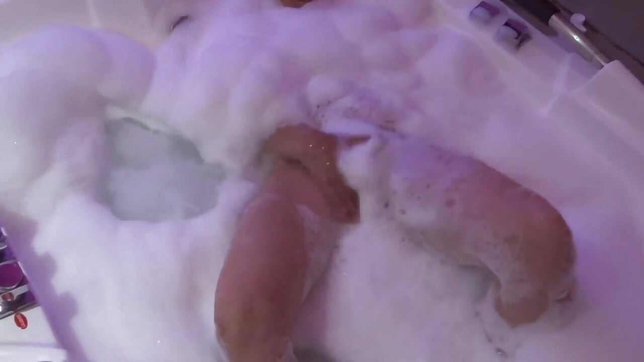 Video completo - primera vez engañando a mi esposo en el motel con su mejor amigo