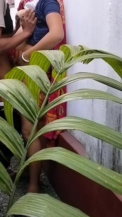 Zapanjujući trenutak iz filma "Kućni vrt Clining Time Sex: Bengalska žena sa sareejem na otvorenom (službeni video Villagesex91)"