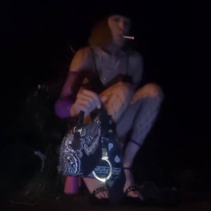 A whore in a mini-skirt with her ass, on the edge of the N7 in Brunoy. 2h00 Vanessabitchx Parischiennetrvprod⁹¹