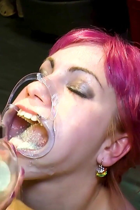 Tiny Cora Pearl krijgt 3 liter sperma op gangbangfeest