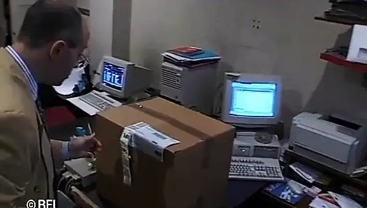 Милфа с большими сиськами старому трахается в задницу в горячем тройничке