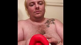 Il nuovo giocattolo dà da donna a uomo orgasmi gemendo sul pavimento del bagno