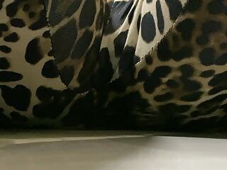 Sikam w moje nowe leopardowe legginsy!