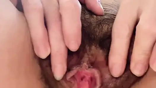 Lubang pantat bahenol hana dan memek semak yang aduhai ini dientot habis-habisan sampai matanya merem melek