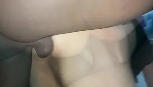 Pantat bahenol cewek semok kulit hitam ini dientot habis-habisan sama besar pria kulit hitam sampai crot di dalam