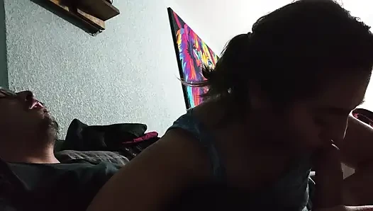 Bu güzel kadına kanepede sessizce seks yapıyorum.