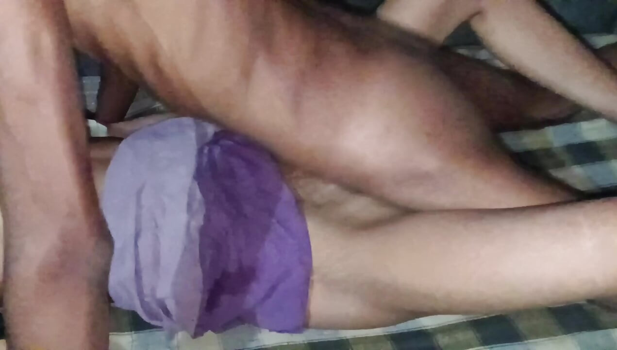 Une bhabhi indienne se fait baiser pendant la saison des pluies, bhabhi desi indienne, village