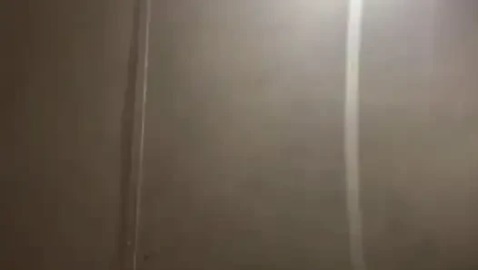 Tuvalette anal sikiş. Amcığı parmaklıyor. Yoldan geçen bir adam beni mastürbasyon yaparken gördü!