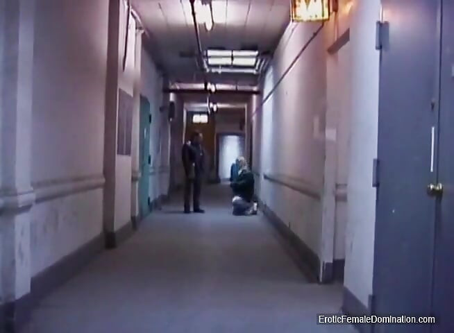 Dominazione lesbica nel dungeon BDSM