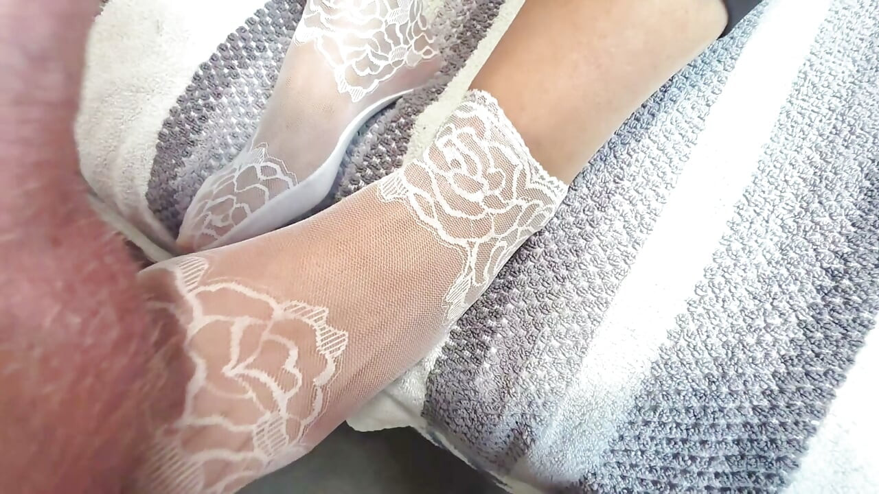 Jouis dans ses talons et sur ses chaussettes en dentelle