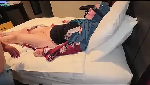 Hijabi crippel ausgezogen, geknebelt und ausgepeitscht
