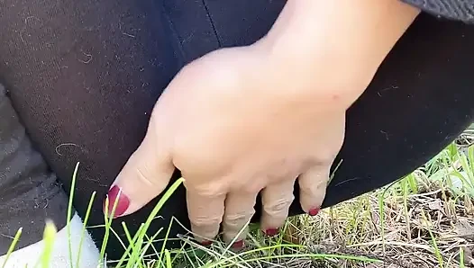 Memek becek cewek ini lagi asik muasin memeknya di pohon bunga