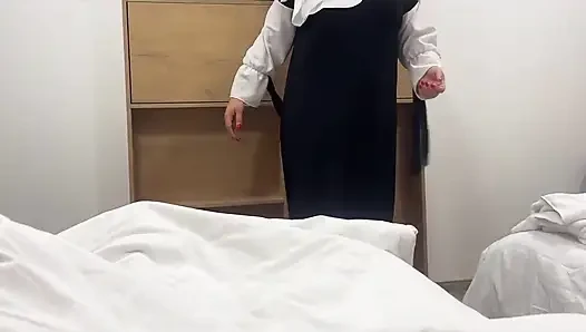 Pembantu Arab menggoda pelanggan hotel dengan memek sempitnya di kamar