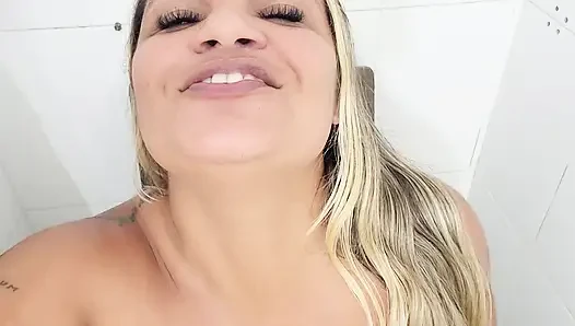 Mengisap Penis Silikon Saya