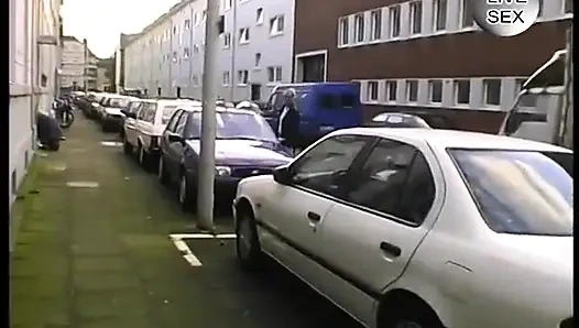 Грудастая блондиночка трахает дилдо ее щель в соло-видео