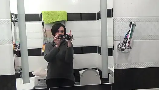 Kate много писает с волосатой киской после долгого отчаяния