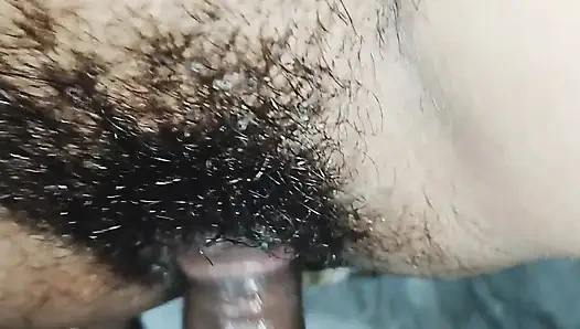 Сводный член трахает мою горячую жену и кончает на ее волосатую киску