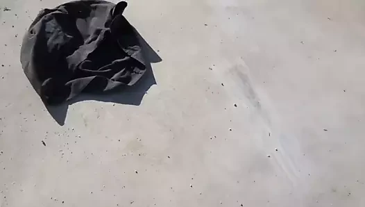 Gri pileli etekli zemini tekmeleme ve süpürme