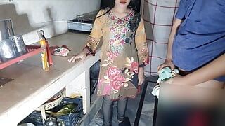 Indische meid geneukt door huiseigenaar in de keuken, Hindi anale seks virale video