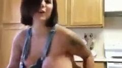 Une fille sexy danse avec de gros seins