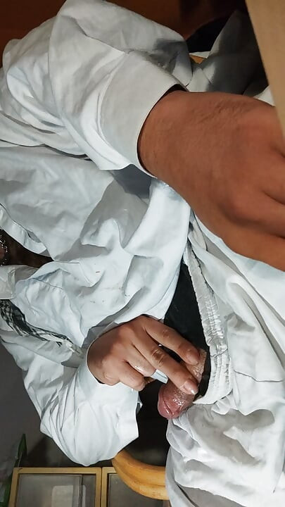 Dirtyjunkbro berpakaian seperti orang Afghanistan, bermain dengan penisnya yang kotor