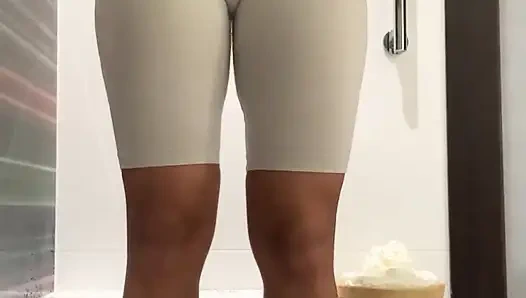 Время возбужденного оргазма в спортзале с пистолетом