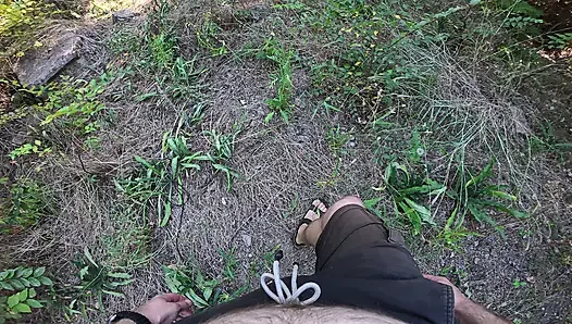 Terk edilmiş garajların arkasında mastürbasyon yapıyor