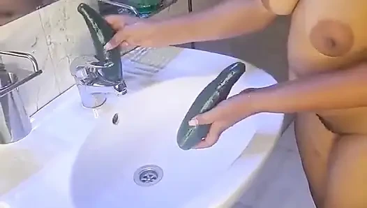 Muncrat di toilet pakai timun