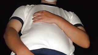 Japanse jongen in PE-uniform begon te plassen na het masturberen