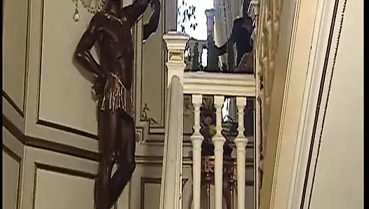 Büyük götlü esmer Alman genç erkek avcısı klasik ffm üçlü grup sekste anal seks yapıyor