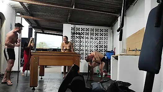 Bermain biliar dengan saudara tiri, dua ekor besar