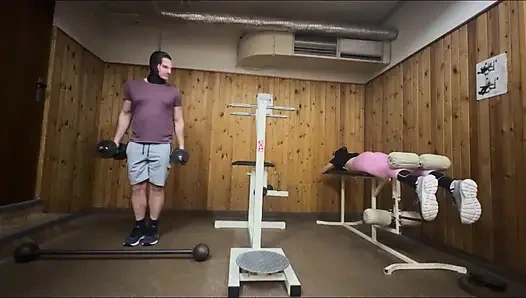 Рискованный секс в спортзале