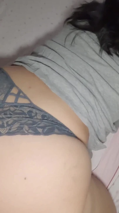 "Azgın üvey kız kardeşimi porno izlerken yakaladım ve orgazm olsun diye onu sikiyorum"