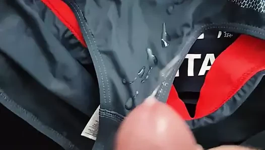 Atletizm takımı mastürbasyon yapıyor ve boşalıyor
